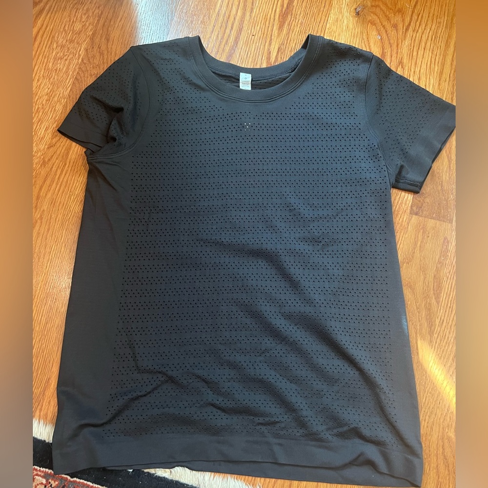 Black lululemon short sleeve tee